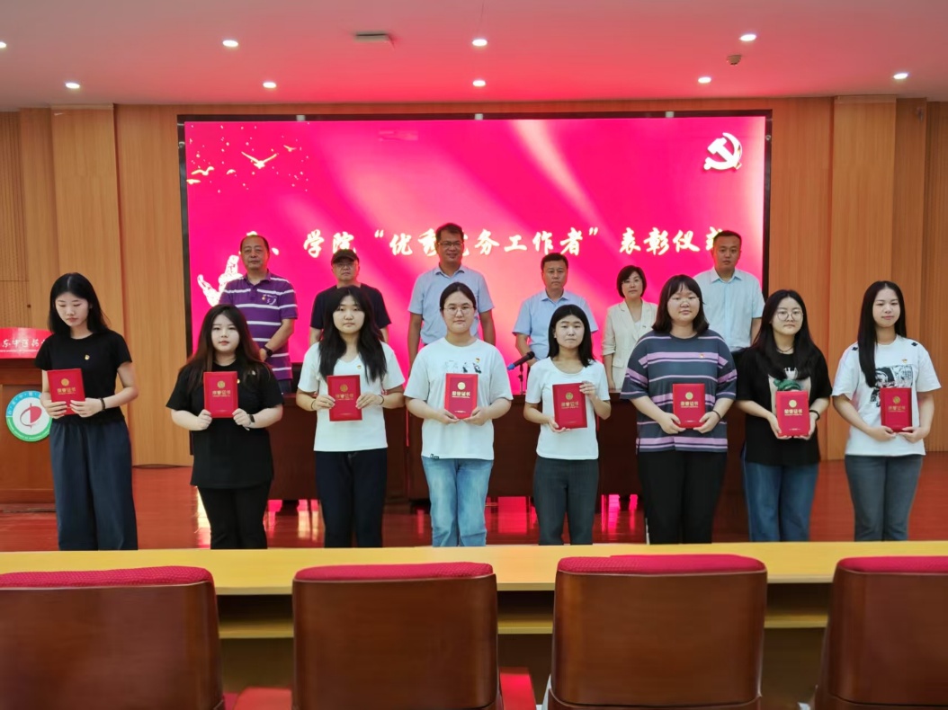 一群人站在台上AI 生成的内容可能不正确。
