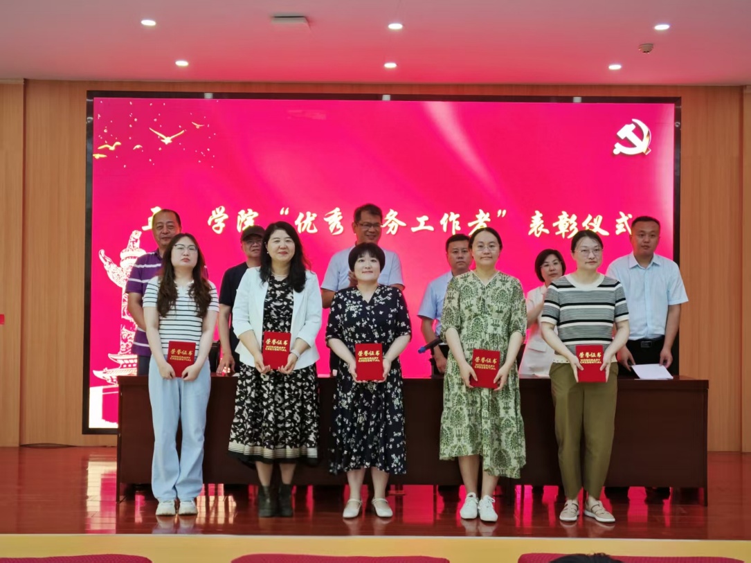 一群人站在台上AI 生成的内容可能不正确。