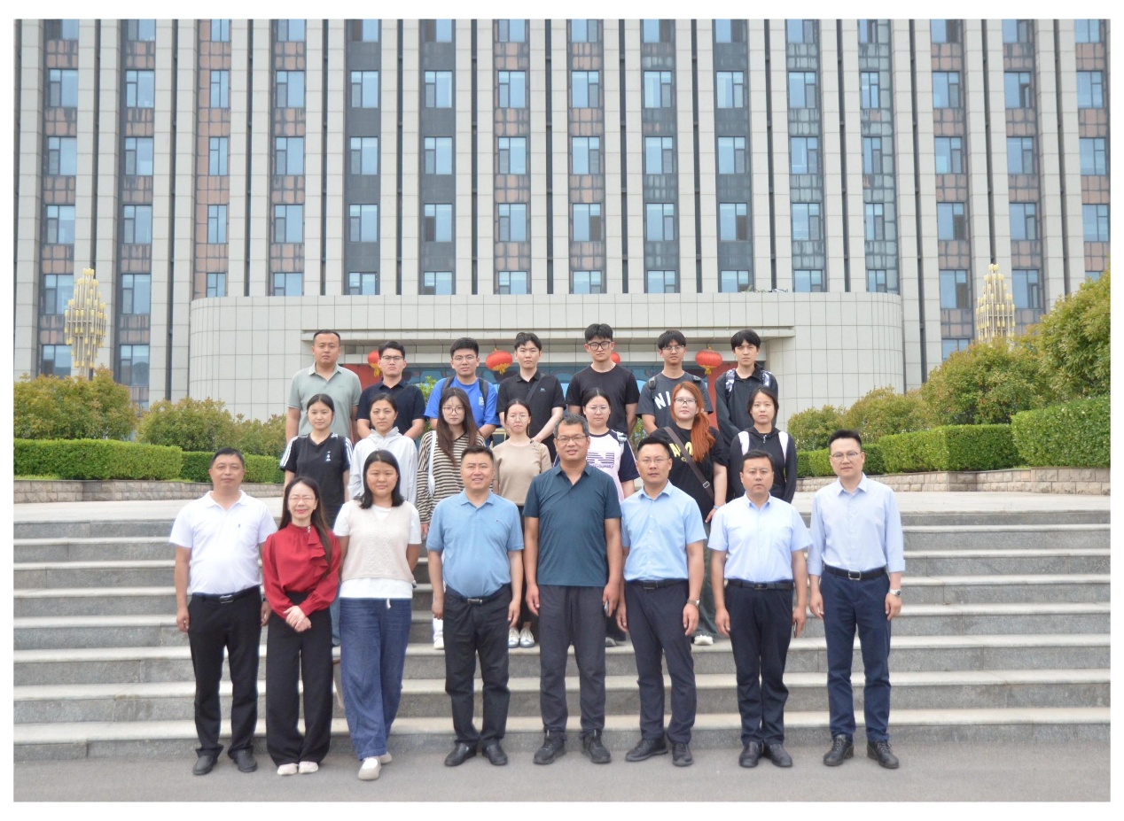 一群人站在建筑前AI 生成的内容可能不正确。